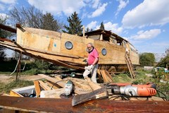 75-latek rozbiera dom, by zbudować łódź