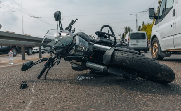 75-latek zginął na miejscu. Tragiczne zderzenie osobówki z motocyklem w Łódzkiem 