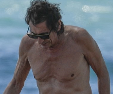 75-letni Ronnie Wood na plaży z 31 lat młodszą żoną i córkami. Co za forma!