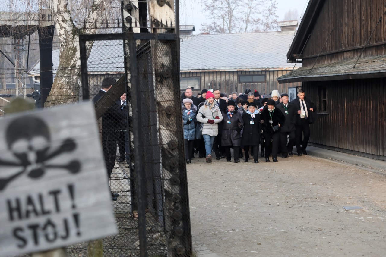 75. rocznica wyzwolenia Auschwitz. Byli więźniowie i prezydent Duda złożyli kwiaty przed Ścianą Straceń 