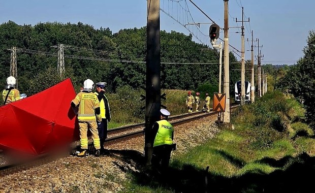 76-latek zignorował sygnały na przejeździe kolejowym. Zginął na miejscu