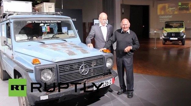 76-letni Gunther Holtorf przekazał swoją Gelendę do muzeum Mercedesa. Na zdjęciu z prezesem koncernu Daimler, Dieterem Zetsche'em (źródło: Ruptly TV). /YouTube