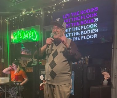 77-latek królem karaoke. Wideo podbija TikToka
