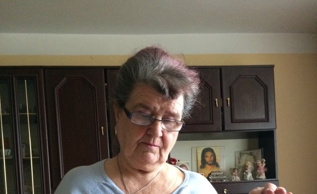 77-latka może trafić pod most, choć płaci czynsz