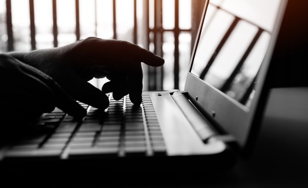 77-latka zaufała oszustowi. Straciła 300 tys. złotych