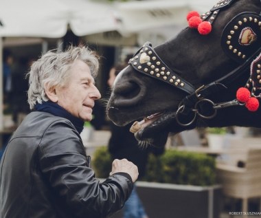78-letni Horowitz jest jednym z najmłodszych ocalonych z Holocaustu, a jego historia została pokazana w filmie Stevena Spielberga pt. "Lista Schindlera". - To duża odpowiedzialność. Bohaterowie zaufali nam i powierzyli bardzo osobiste wspomnienia. Mają nam tak wiele do opowiedzenia, że podczas zdjęć trudno jest za nimi nadążyć - zaznacza producentka filmu Anna Kokoszka-Romer.

- Mimo trudnych doświadczeń, które ich ukształtowały, nasi bohaterowie mają ogromne poczucie humoru, którym zarażają ekipę filmową - mówi reżyser filmu Mateusz Kudła i przywołuje wieczór spędzony pod Halą Targową w Krakowie, gdzie Roman Polański i Ryszard Horowitz, czekając na kiełbaski z Nyski, rozbawiali całą kolejkę.