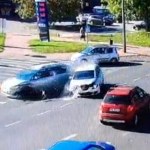 79-latek wjechał na czerwonym i uderzył w Toyotę. Policja pokazała nagranie