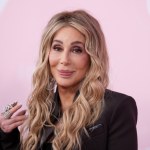 79-letnia Cher wciąż zaskakuje. Jej pierścionek znów wywołał spekulacje o ślubie