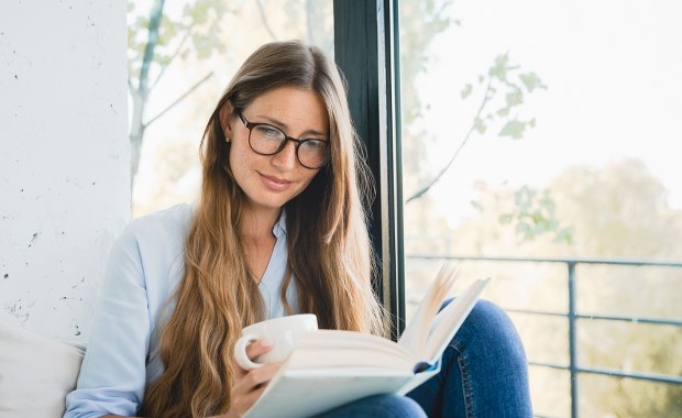 8 cech osób, które wolą zostać w domu. Co mówi o nich psychologia?