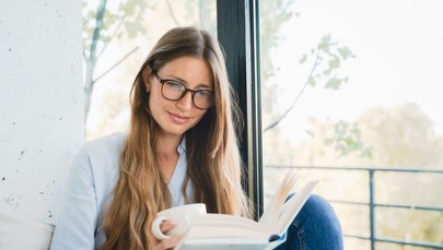 8 cech osób, które wolą zostać w domu. Co mówi o nich psychologia?