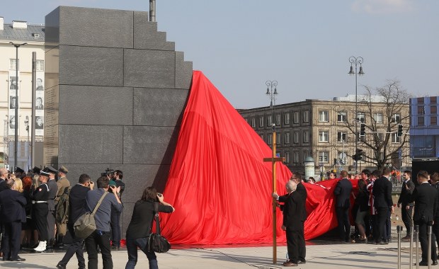 8 lat od katastrofy smoleńskiej. "Pomnik ofiar to wyraz odrzucenia lęku i przywrócenia godności"