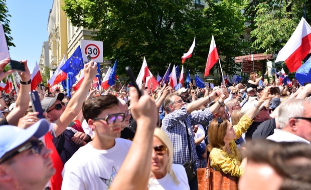 8 lat rządów PiS. Jak Polacy oceniają zmiany w kraju?