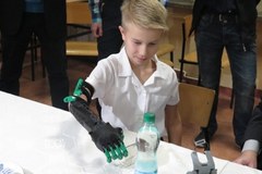 8-latek dostał protezę ręki - wydrukowaną techniką druku trójwymiarowego