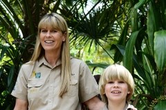 8-latek karmi krokodyle w zoo w Australii