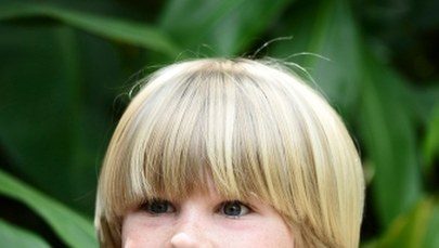 8-latek karmi krokodyle w zoo w Australii