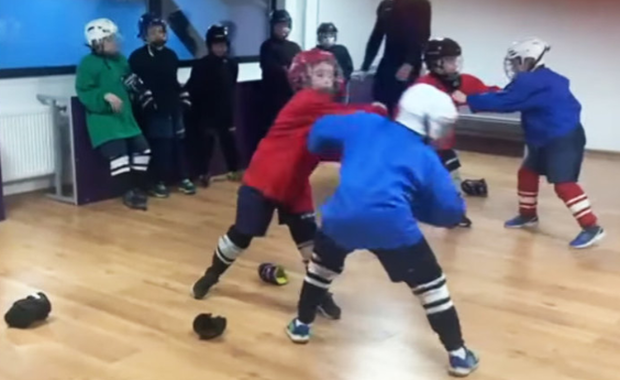 8-letni hokeiści uczą się bić. Szokujące nagranie z Rosji 