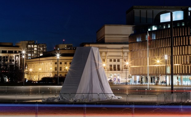 8. rocznica katastrofy smoleńskiej. Odsłonięcie pomnika na pl. Piłsudskiego i marsz pamięci