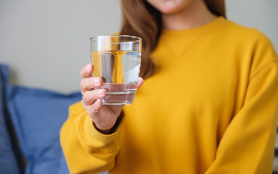8 szklanek wody dziennie - skąd się wziął ten mit? Eksperci wyjaśniają /Shutterstock