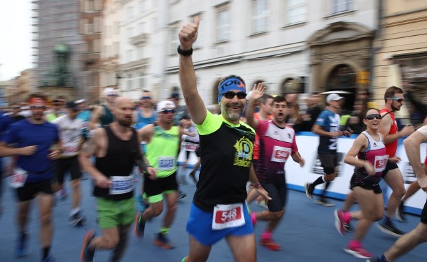 8 tysięcy biegaczy na starcie. Cracovia Maraton łączy pokolenia
