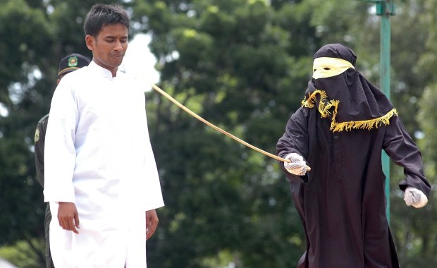 80 batów dla studentów, którzy się przytulali i całowali