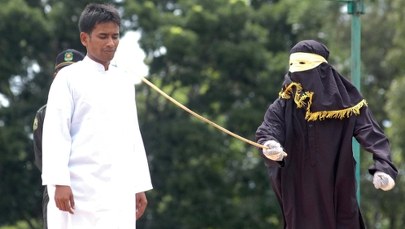 80 batów dla studentów, którzy się przytulali i całowali