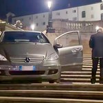 80-latek utknął Mercedesem na zabytkowych schodach. Potrzebny był dźwig 