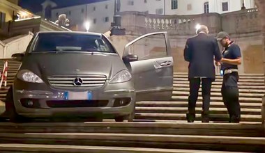 80-latek utknął Mercedesem na zabytkowych schodach. Potrzebny był dźwig 