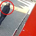 80-latka popchnięta i okradziona. Poznajesz go?