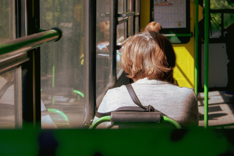 80-latka stała na mrozie, bo wyprosił ją kierowca autobusu. Co mówią przepisy?