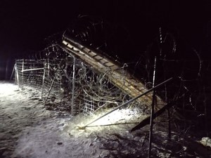 80 prób nielegalnego przekroczenia granicy z Białorusią. Pościg za kurierem, padły strzały