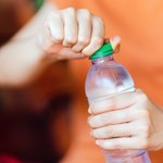 80 różnych chemikaliów, zaburzenia hormonów. Prawda o plastiku z recyklingu