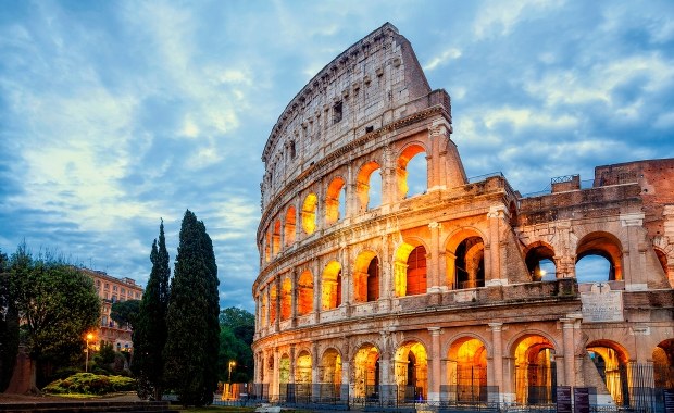 80 szwów dla nieostrożnego turysty. Makabryczny wypadek przy Koloseum