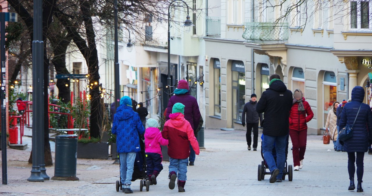 800 plus. Trwa nabór wniosków na nowy okres rozliczeniowy. /Marek Bazak /East News