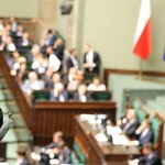 800+ podbiło sondażowe notowania PiS oraz Suwerennej Polski