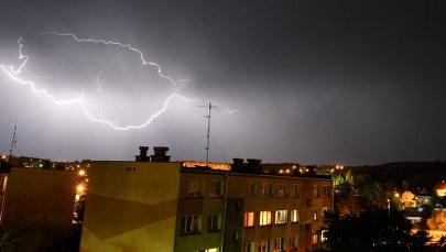 800 strażackich interwencji z powodu burz i wichur. Tysiące ludzi bez prądu