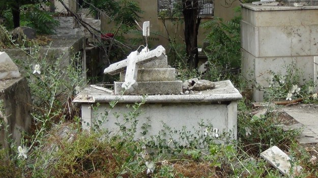 Cmentarzysko obok domu prowadzonego przez siostry. Kościół w szoku