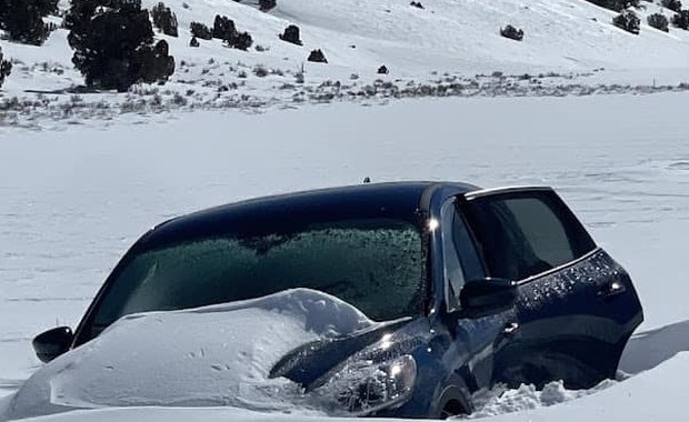81-latek wjechał w zaspę. Przetrwał tydzień, jedząc śnieg i rogaliki