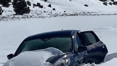 81-latek wjechał w zaspę. Przetrwał tydzień, jedząc śnieg i rogaliki