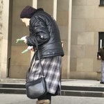83-latka rozdaje ulotki w Warszawie. "Muszę spłacić komornika"
