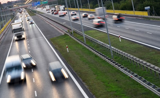 86-latek jechał pod prąd na autostradzie. O włos od tragedii [FILM]