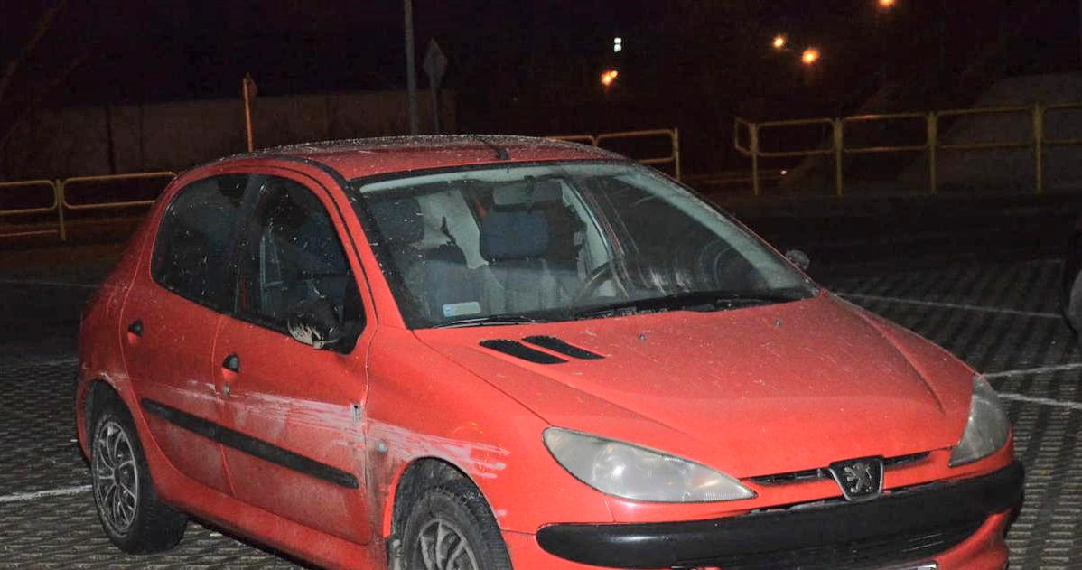 86-latek jechał pod prąd Peugeotem 206. Policjanci ustalają, skąd wzięły się uszkodzenia samochodu /Policja