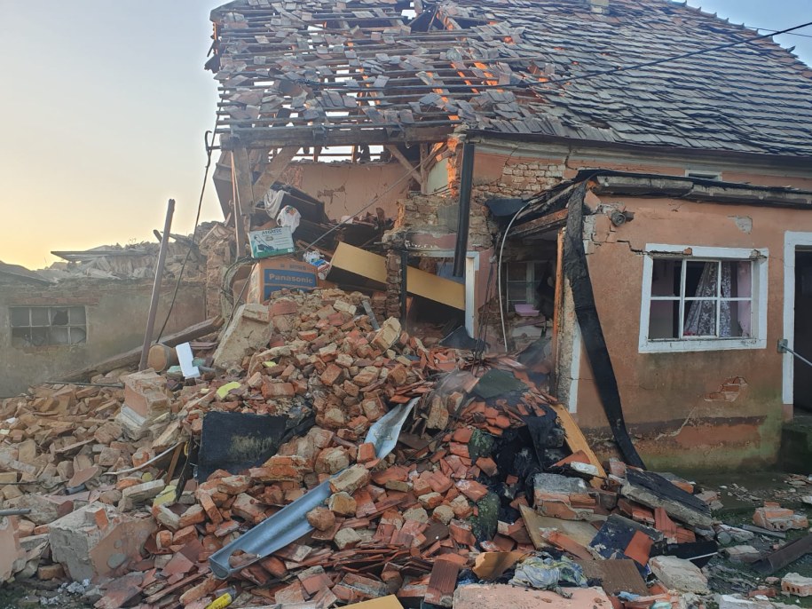 86-latka wyciągnięta spod gruzów domu w Łukowicach Brzeskich /Gorąca Linia RMF FM