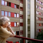 86-latka wyrzuciła przez balkon kartę i podała PIN. Oszuści nie mogli trafić lepiej