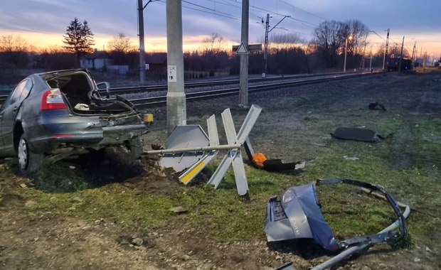 87-latek nie zatrzymał się przed torami. Miał wielkie szczęście  