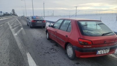 88-latek jechał pod prąd drogą ekspresową. Obok siedziała 90-letnia żona