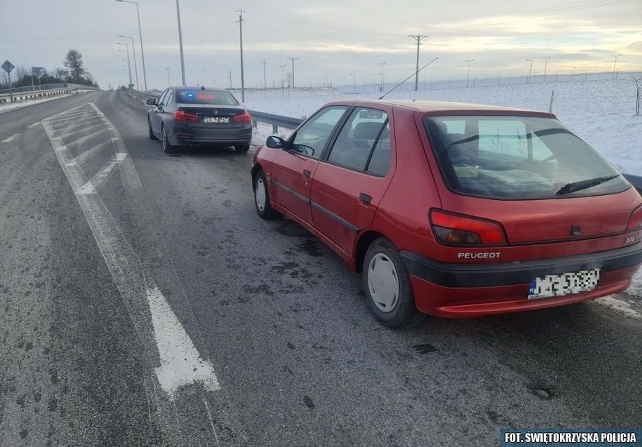 88-latek jechał "pod prąd" ekspresówką. Na fotelu pasażera 90-letnia żona /Policja Świętokrzyska /