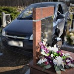 88-latek wjechał samochodem w cmentarną alejkę. Uszkodził 22 nagrobki