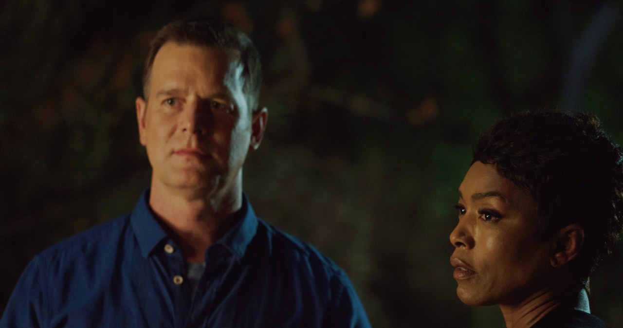 "9-1-1": Peter Krause (Bobby), Angela Bassett (Athena) /FOX