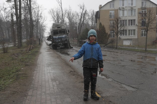 9-latek bawiący się na ulicach Buczy, wyzwolonej z rąk Rosjan /ATEF SAFADI  /PAP/EPA