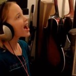 9-latka śpiewa piosenkę z "Krainy Lodu"